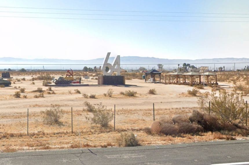 Una vista del Liberty Sculpture Park Foundation, en el desierto de Mojave, Ciudad de Yermo, California. (Captura de pantalla vía Google Street View)