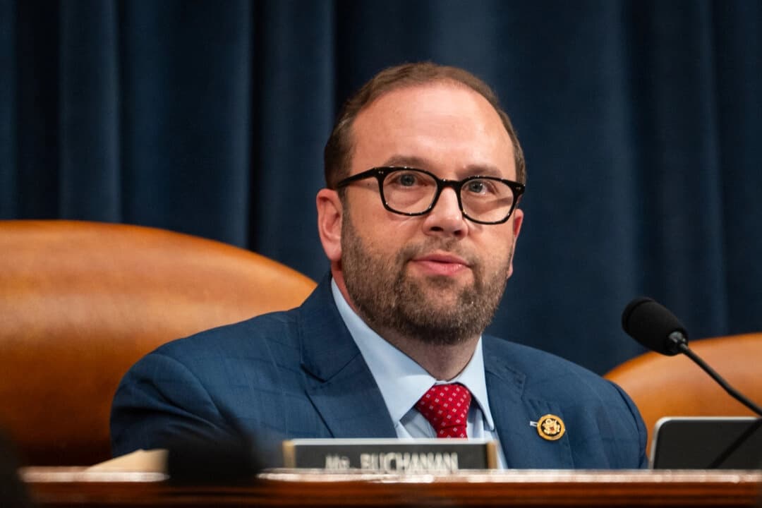 El presidente del Comité de Medios y Arbitrios de la Cámara de Representantes, Jason Smith (R-Mo.), habla durante una audiencia en el Capitolio, en Washington, el 13 de mayo de 2025. (Madalina Vasiliu/The Epoch Times).