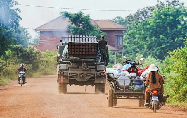 Combates en frontera Tailandia-Camboya obligan a miles de personas a huir de sus hogares