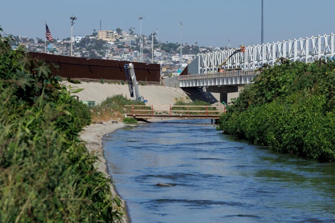 Las aguas residuales sin tratar fluyen por el río Tijuana, situado entre la frontera primaria y secundaria junto a Tijuana, México, en San Diego, el 27 de junio de 2024. (Mike Bake/Reuters)