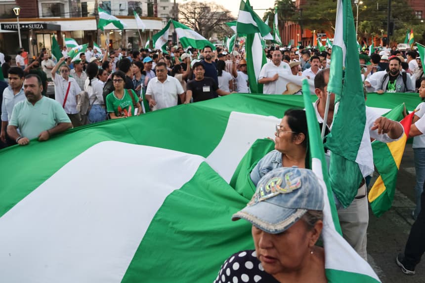 Personas sostienen banderas durante una marcha que exige transparencia el las próximas elecciones nacionales, este jueves en Santa Cruz -Bolivia. (EFE/ Juan Carlos Torrejon)