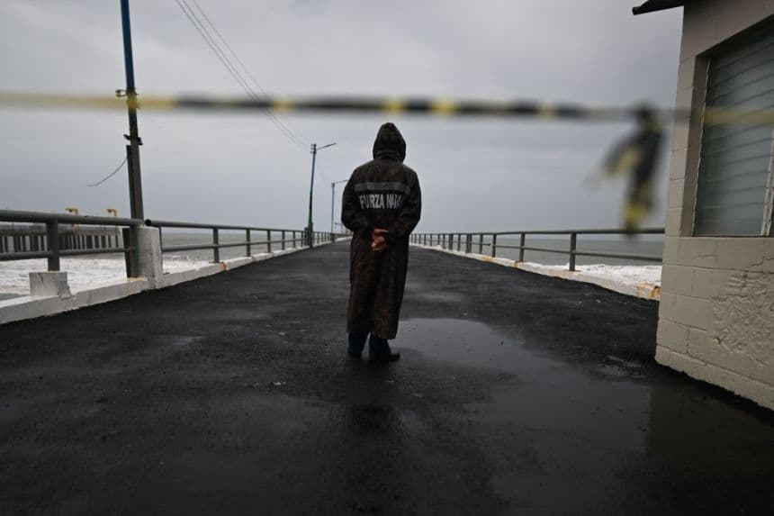 Un miembro de la Armada salvadoreña en el puerto de La Libertad (Foto de Marvin RECINOS / AFP)