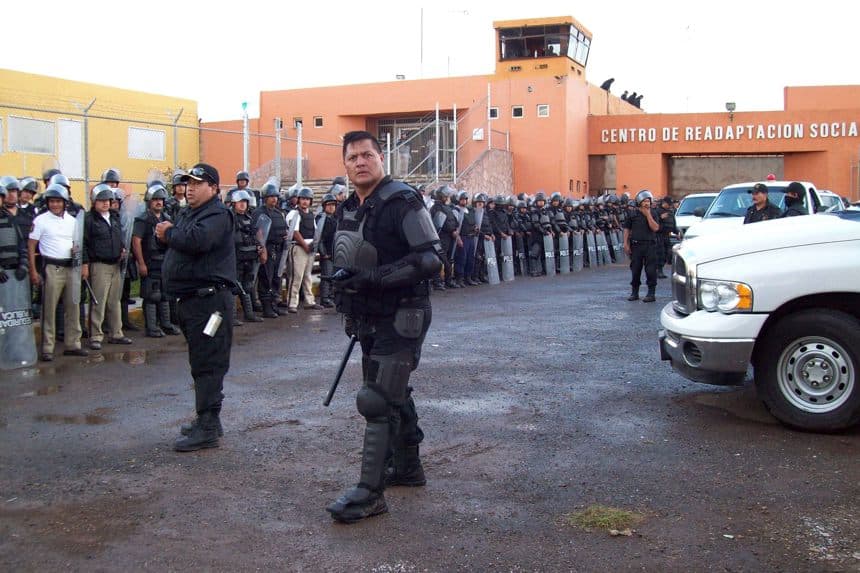 Imagen de archivo de miembros de la Policía mexicana que vigilan los alrededores de un penal en el estado de Zacatecas, al norte de México. (EFE/NTR)