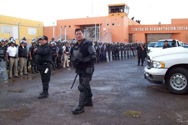 Autoridades mexicanas capturan a cinco hombres, entre ellos un exalcalde, ligados al narcotráfico