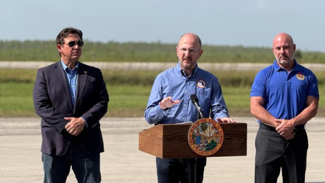 Deportan a los primeros 100 inmigrantes ilegales de "Alligator Alcatraz", anuncia De Santis