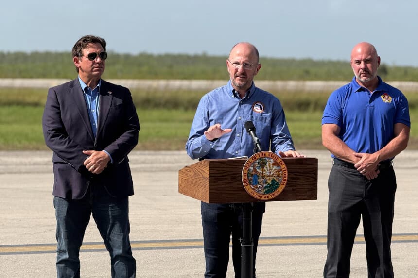 El gobernador de Florida, Ron DeSantis (izquierda), el director ejecutivo de la División de Gestión de Emergencias de Florida, Kevin Guthrie (centro), y el director financiero de Florida, Blaise Ingoglia (derecha), hablan en una rueda de prensa en Alligator Alcatraz, en el condado de Collier, Florida, el 25 de julio de 2025. (T.J. Muscaro/The Epoch Times).