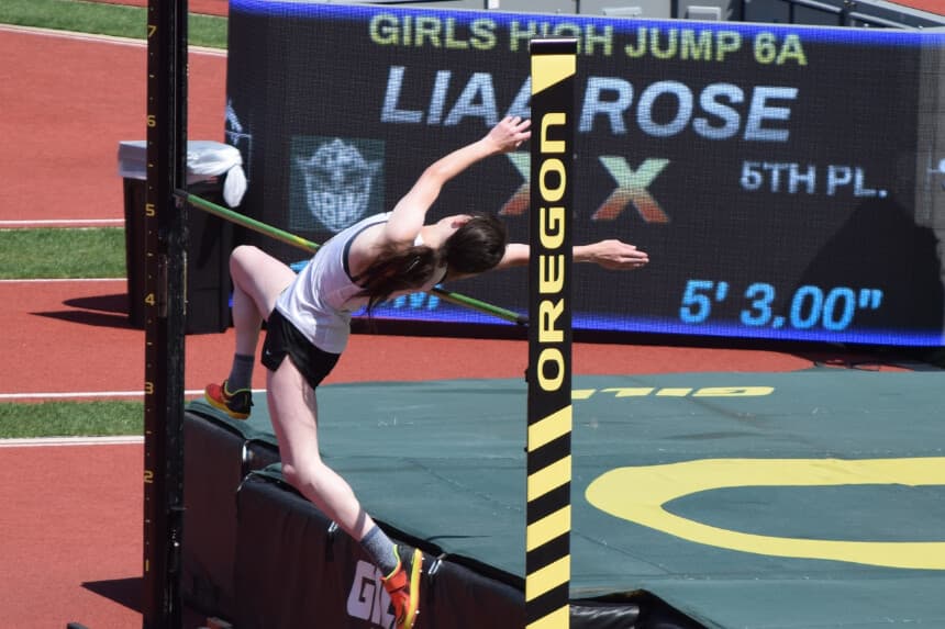 La atleta transgénero Liaa Rose terminó en quinto lugar en la categoría femenina del Campeonato de Atletismo de Institutos de Oregón, organizado por la Asociación de Actividades Escolares de Oregón, celebrado en el Hayward Field de la Universidad de Oregón el 31 de mayo de 2025. (Scottie Barnes/The Epoch Times).