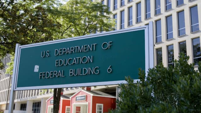 Departamento de Educación liberará miles de millones en subvenciones retenidas para las escuelas