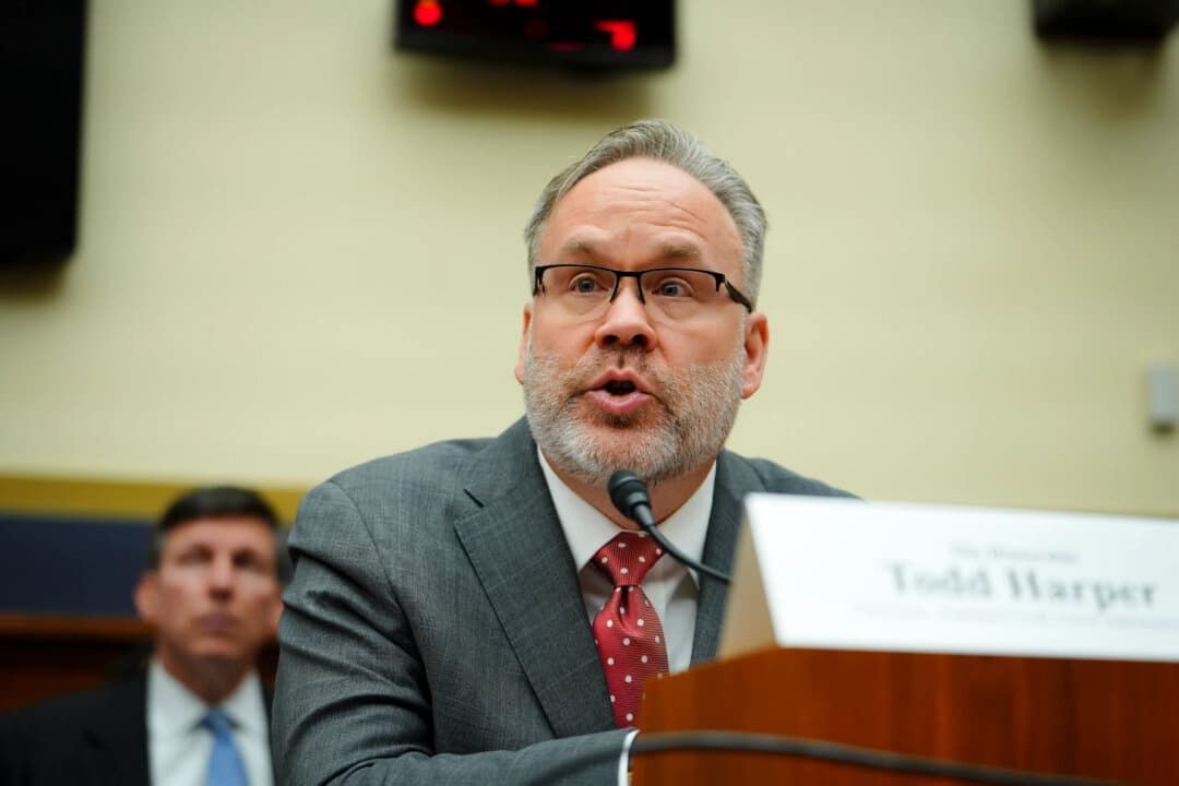 Todd Harper, entonces presidente de la Administración Nacional de Cooperativas de Crédito, testifica ante el Comité de Servicios Financieros de la Cámara de Representantes en Washington el 15 de noviembre de 2023. (Madalina Vasiliu/The Epoch Times)