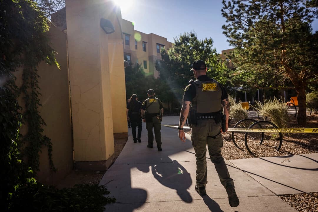 Las autoridades investigan un tiroteo mortal en Casas del Río (Gila), un centro de alojamiento para estudiantes del campus central de la Universidad de Nuevo México, en Albuquerque, Nuevo México, en la madrugada del 25 de julio de 2025. (Chancey Bush/The Albuquerque Journal vía AP)