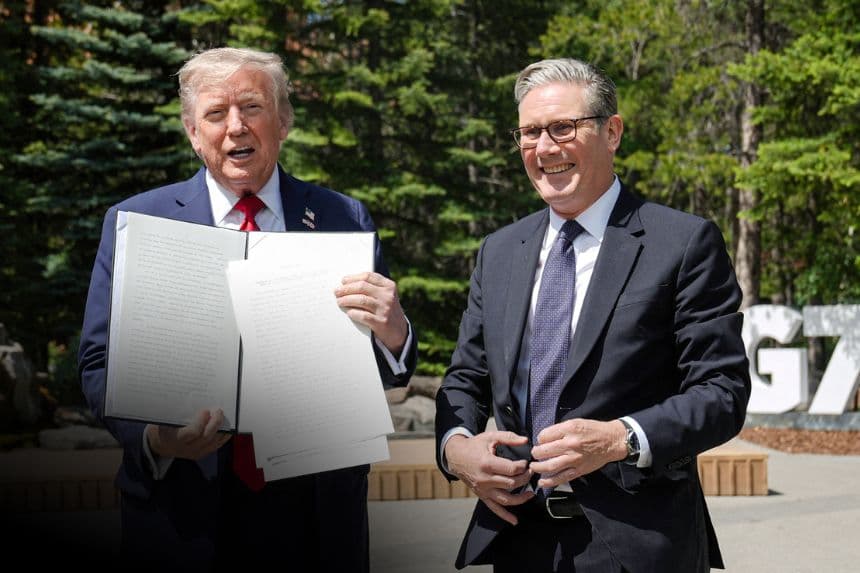 El presidente Donald Trump (izquierda) sostiene un acuerdo comercial firmado entre Estados Unidos y el Reino Unido junto al primer ministro británico Keir Starmer durante una rueda de prensa en la cumbre del Grupo de los Siete (G7) en Kananaskis, Canadá, el 16 de junio de 2025. El acuerdo mantiene el arancel básico del 10 por ciento de Estados Unidos sobre las exportaciones británicas, elimina los aranceles sobre el acero del Reino Unido y concede a Estados Unidos cuotas libres de aranceles para productos agrícolas como la carne de vacuno y el etanol. (Stefan Rousseau/POOL/AFP a través de Getty Images)