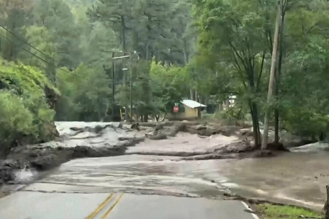 Esta imagen, tomada de un video proporcionado, muestra las aguas de la inundación fluyendo sobre una carretera en Ruidoso, Nuevo México, el jueves 24 de julio de 2025. (Marissa Hensen vía AP)