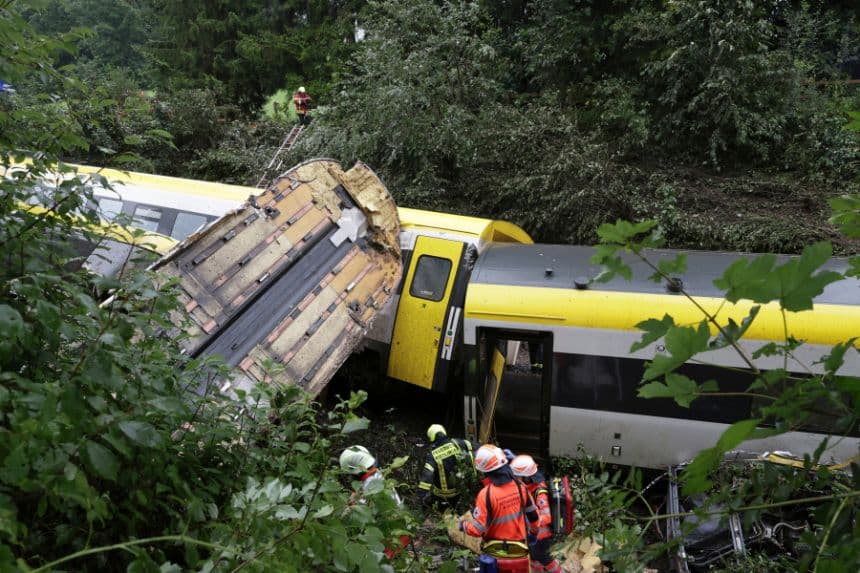 Rescatistas buscan pasajeros en un tren descarrilado en Zwiefaltendorf, el domingo 27 de julio de 2025. (Thomas Warnack/dpa vía AP)