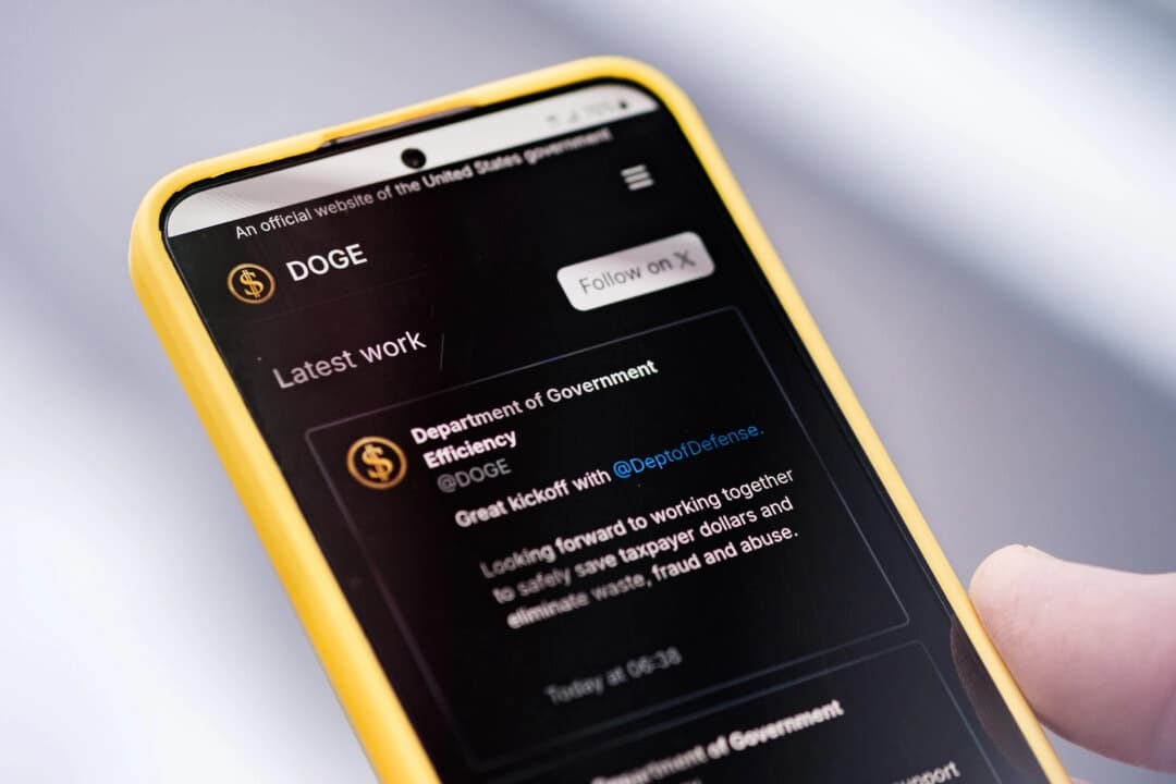 Página web del Departamento de Eficiencia Gubernamental (DOGE) mostrada en un teléfono. (Oleksii Pydsosonnii/The Epoch Times)