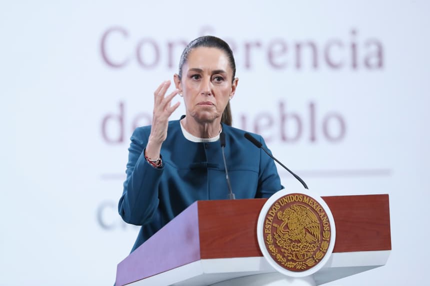 La presidenta de México, Claudia Sheinbaum, participa en una rueda de prensa este lunes, en el Palacio Nacional, en Ciudad de México. Sheinbaum afirmó que espera esta semana llegar a un acuerdo sobre la imposición de aranceles del 30 % por parte del Gobierno de Estados Unidos, la cual entrará en vigor el próximo 1 de agosto. (EFE/ Mario Guzmán)