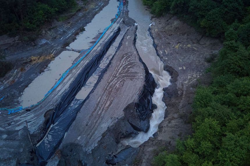 Las fuertes inundaciones registradas en la región en los últimos días han provocado el desbordamiento de un arroyo cercano a la mina de sal de Praid, parcialmente inundada y cerrada desde principios de mayo. (ALEX NICODIM/AFP/Getty Images)