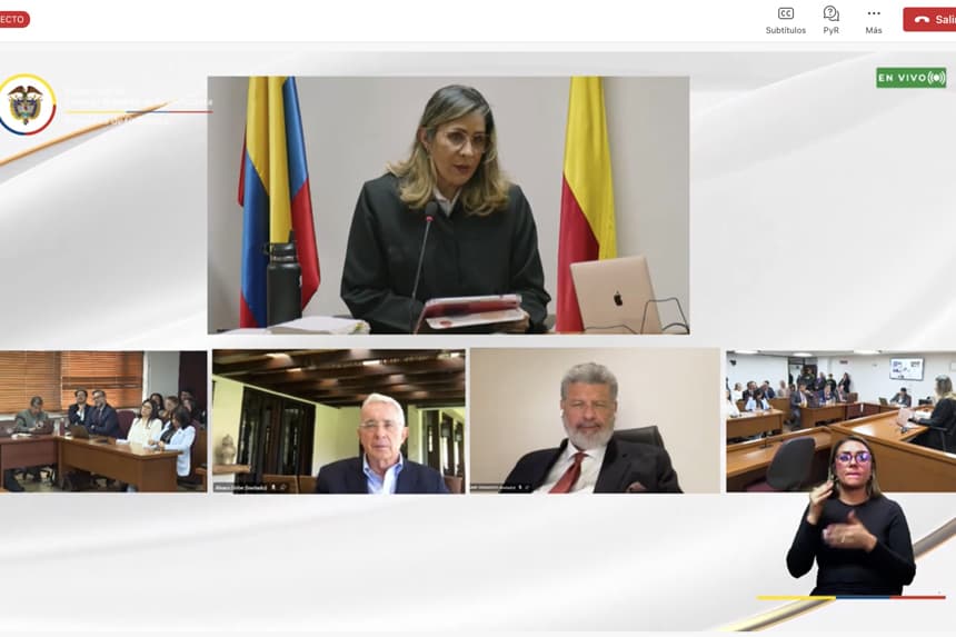Captura de video del Complejo Judicial de Paloquemao que muestra a la jueza Sandra Heredia (arriba), al abogado Jaime Granados (2d-abajo) y al expresidente colombiano Álvaro Uribe (2i-abajo), durante una audiencia que se realiza este lunes, en Bogotá. (EFE/ Complejo Judicial de Paloquemao)