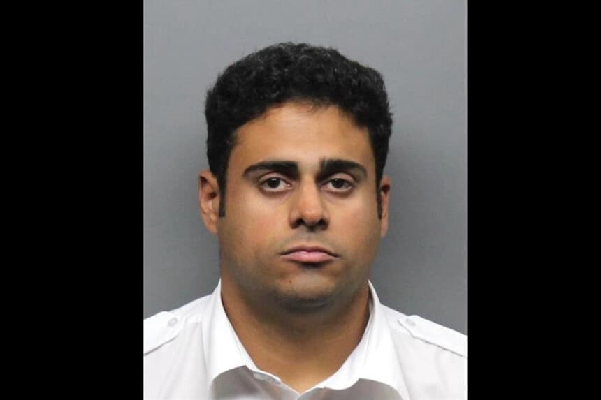 El piloto Rustom Bhagwagar fue detenido en el Aeropuerto Internacional de San Francisco el 26 de julio de 2025. (Captura de pantalla/Oficina del Sheriff del Condado de Contra Costa).