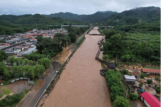 Inundaciones en China causan al menos 30 muertos y miles de evacuados tras lluvias torrenciales
