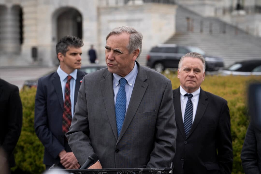 El senador Jeff Merkley (D-Ore.) (izquierda), acompañado por el presidente de la Comisión Ejecutiva del Congreso sobre China (CECC), el representante Chris Smith (R-N.J.) (derecha), habla durante una conferencia de prensa en la que se discuten las implicaciones del proyecto de ley de salvaguarda de la seguridad nacional (legislación del artículo 23) en el Triángulo de la Cámara de Representantes, cerca del edificio del Capitolio de los Estados Unidos, en Washington, el 22 de marzo de 2024. (Madalina Vasiliu/The Epoch Times).