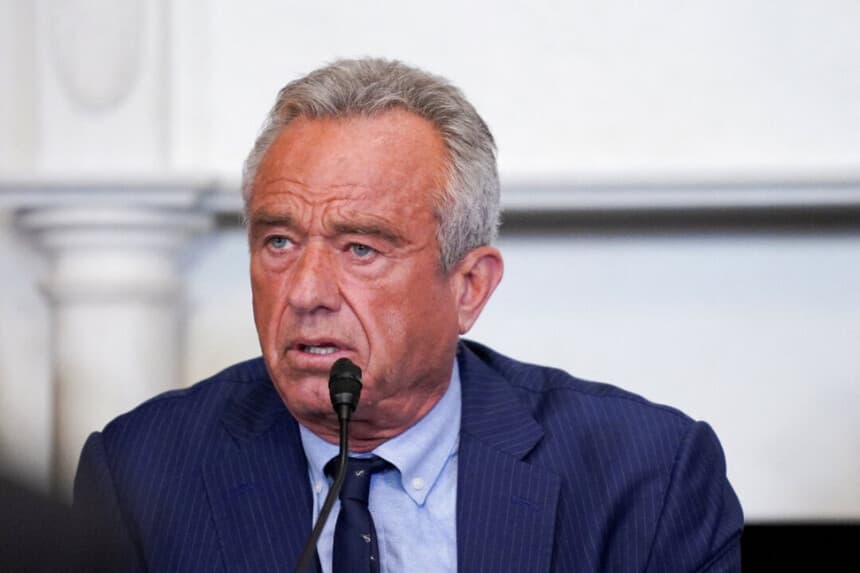 El secretario de Salud, Robert F. Kennedy Jr., habla antes de una mesa redonda como parte de la agenda «Make America Healthy Again» (Hagamos que Estados Unidos vuelva a estar sano) en el Capitolio, el 15 de julio de 2025. (Ken Cedeno/Reuters).