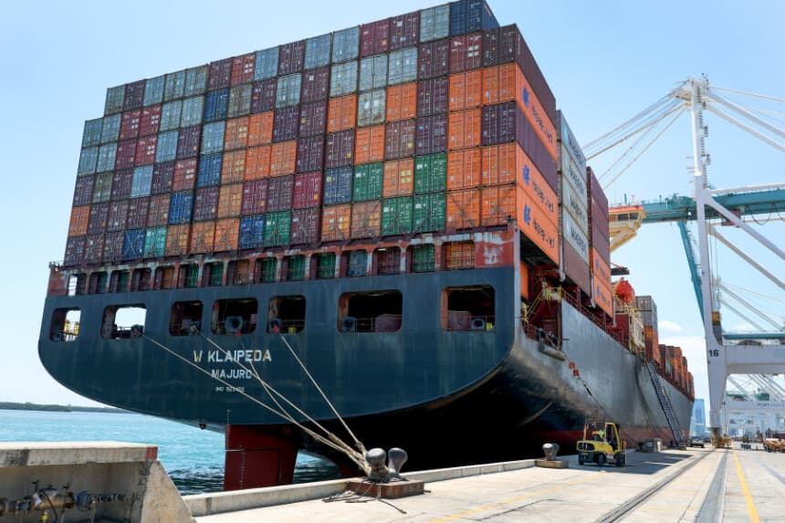 Déficit comercial de EE. UU. se reduce un 16 por ciento tras fuerte caída de las importaciones