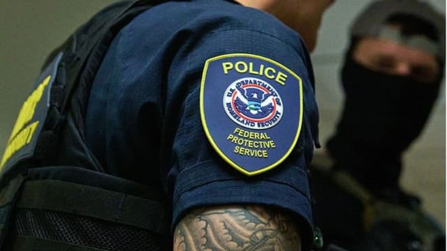 Delitos violentos bajan mientras el ICE expulsa a ”los peores de las comunidades estadounidenses”: DHS