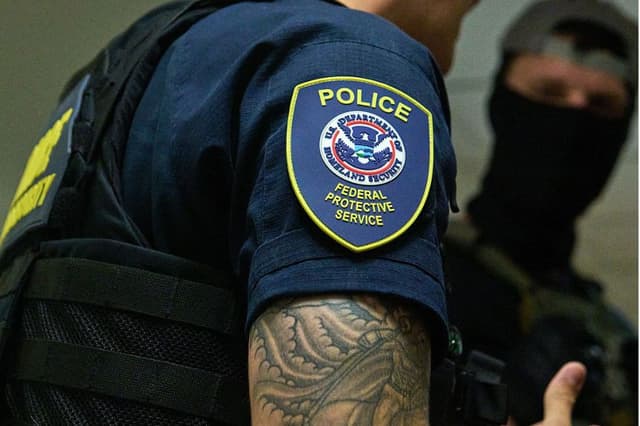 Delitos violentos bajan mientras el ICE expulsa a ”los peores de las comunidades estadounidenses”: DHS