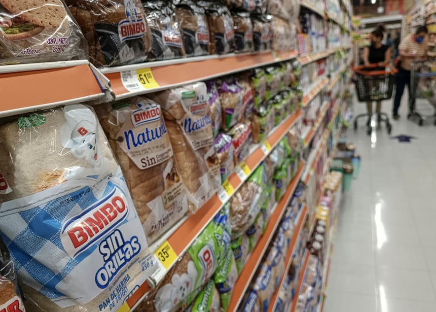 Empresa Bimbo anuncia que eliminará colorantes artificiales en sus productos para 2026
