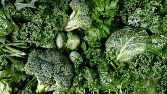 Muchas verduras de hoja verde maduran rápidamente, lo que las hace ideales para plantaciones escalonadas que proporcionan cosechas continuas durante toda la temporada. (Lightspring/Shutterstock)