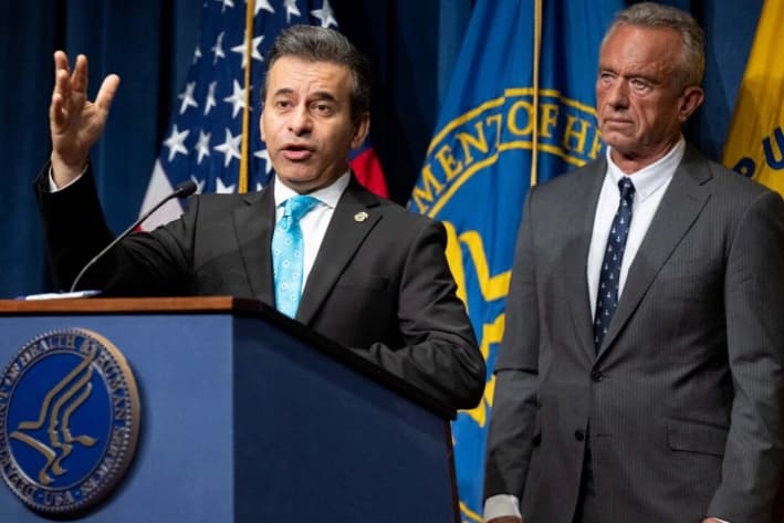 El Dr. Marty Makary, comisionado de la Administración de Alimentos y Medicamentos (FDA), habla junto al secretario de Salud y Servicios Humanos (HHS) de EE. UU., Robert F. Kennedy Jr., en la sede del HHS en Washington, el 29 de julio de 2025. (Saul Loeb/AFP vía Getty Images)