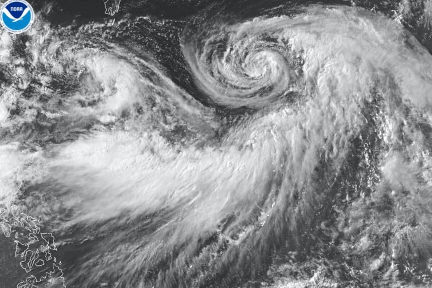 Una imagen satelital muestra el huracán Iona formándose en el océano Pacífico central, el 28 de julio de 2025. (NOAA vía AP).
