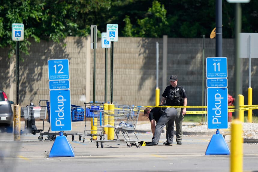 Oficiales investigan el lugar donde 11 personas fueron apuñaladas en un Walmart en Traverse City, Míchigan, el 27 de julio de 2025. (Ryan Sun/AP Photo).
