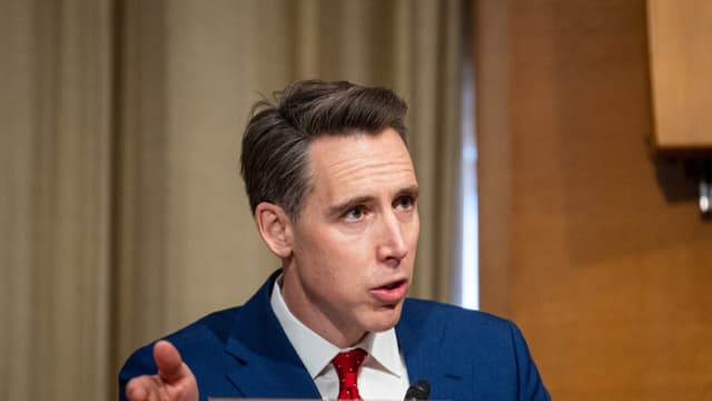 Senador Josh Hawley se une a Trump en propuesta de rebajas arancelarias para las familias