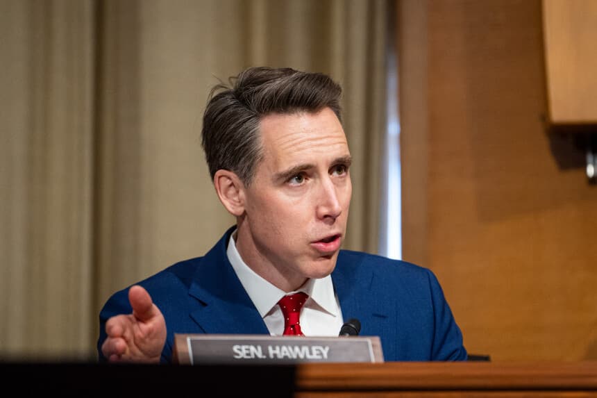 Senador Josh Hawley se une a Trump en propuesta de rebajas arancelarias para las familias