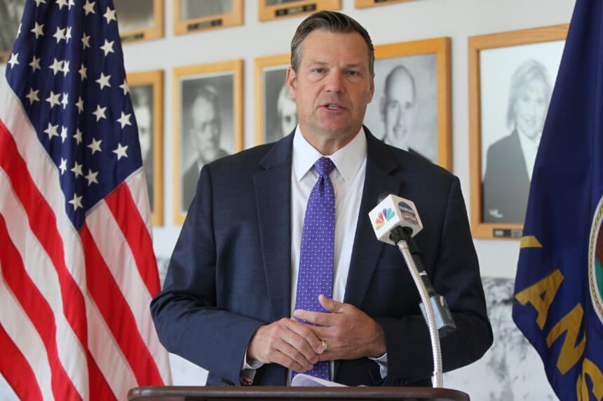 El fiscal general de Kansas, Kris Kobach, responde a las preguntas de los periodistas durante una rueda de prensa celebrada frente a su oficina en Topeka, Kansas, el 1 de mayo de 2023. (John Hanna/AP Photo).