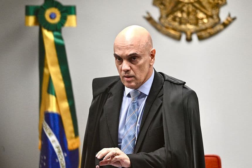 El juez del Tribunal Supremo de Brasil, Alexandre de Moraes, habla durante las audiencias en las que están implicados el expresidente brasileño Jair Bolsonaro y sus colaboradores, acusados de intentar un golpe de Estado en enero de 2023, en Brasilia, el 9 de junio de 2025. (EVARISTO SA/AFP a través de Getty Images)