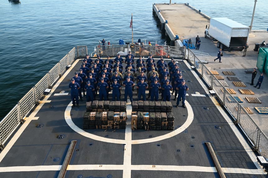 Fotografía cedida por la Guardia Costera de Estados Unidos que muestra a la tripulación del escampavía Tahoma formando junto a la droga incautada este martes, en Port Everglades (EE.UU.). (EFE/ Nicholas Strasburg / Guardia Costera de Estados Unidos)