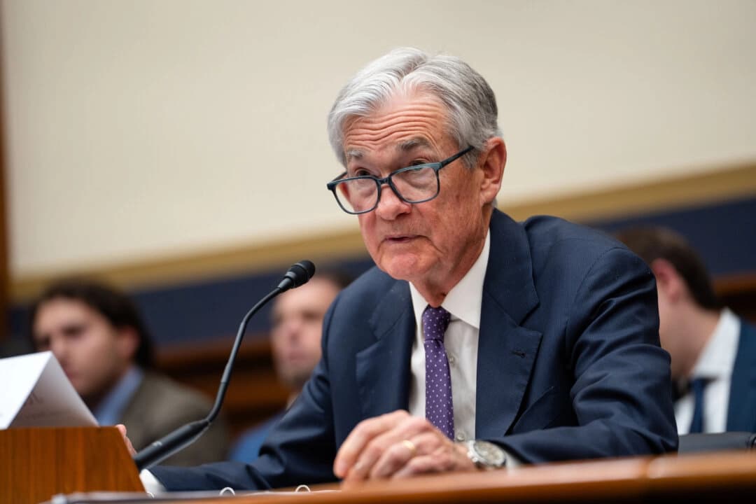 Fed mantiene tasas de interés sin cambios, con el voto en contra de dos miembros