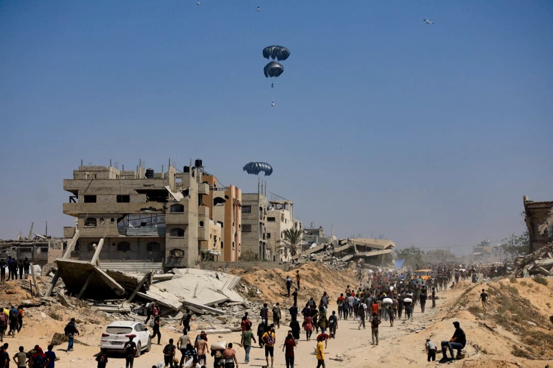 Ayuda humanitaria lanzada desde el aire sobre Gaza, vista desde el norte de la Franja de Gaza el 27 de julio de 2025. (Dawoud Abu Alkas/Reuters).