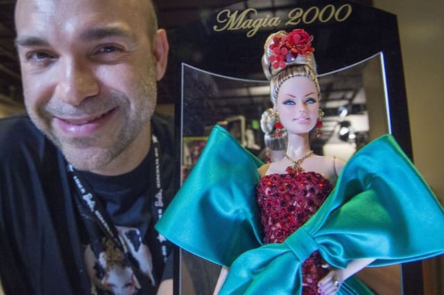 Barbie lamenta el fallecimiento de diseñadores de muñecas tras accidente automovilístico