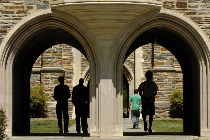 Los estudiantes pasan bajo los arcos de la Universidad de Duke en Durham, Carolina del Norte, en una foto de archivo. (Sara D. Davis/Getty Images).