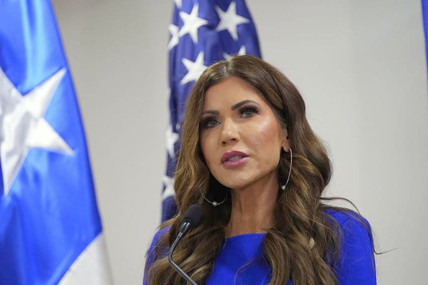 La secretaria de Seguridad Nacional de EE. UU., Kristi Noem, habla tras firmar una carta de intención con el ministro de Seguridad Pública de Chile, Luis Cordero, para un Programa de Alerta Migratoria Transnacional con Identificación Biométrica (BITMAP), el 30 de julio de 2025 en la Secretaría de Seguridad en Santiago, Chile. (Alex Brandon-Pool/Getty Images)