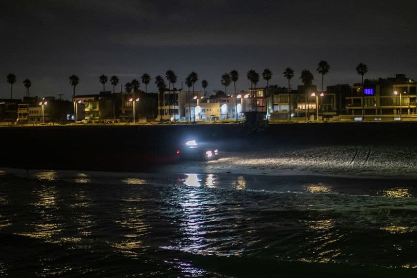 Un camión de los socorristas del condado de Los Ángeles patrulla el muelle de Venice Beach en medio de una alerta de tsunami en Los Ángeles, California. (APU GOMES/AFP via Getty Images)