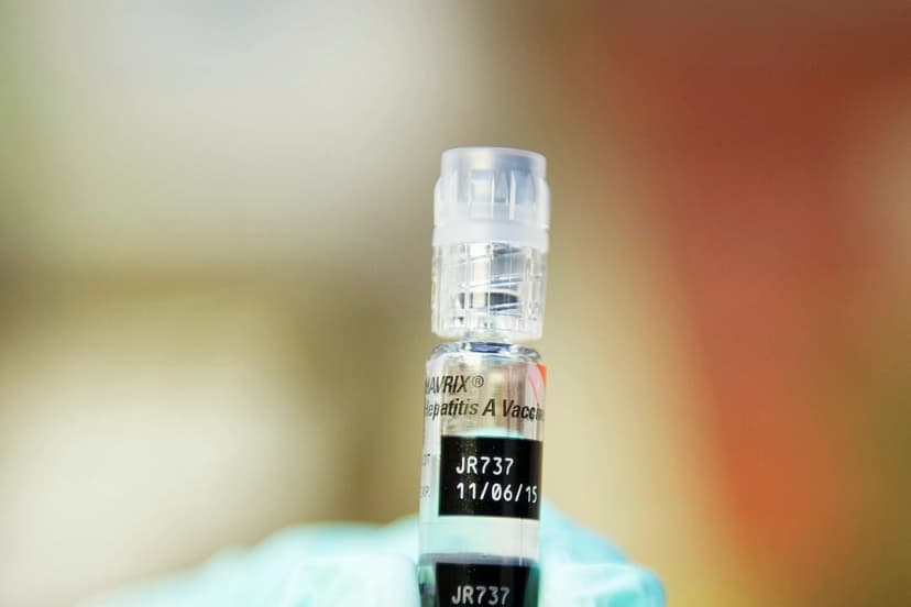 En esta foto de archivo se prepara una vacuna en la clínica para estudiantes de California. (Robyn Beck/AFP vía Getty Images)