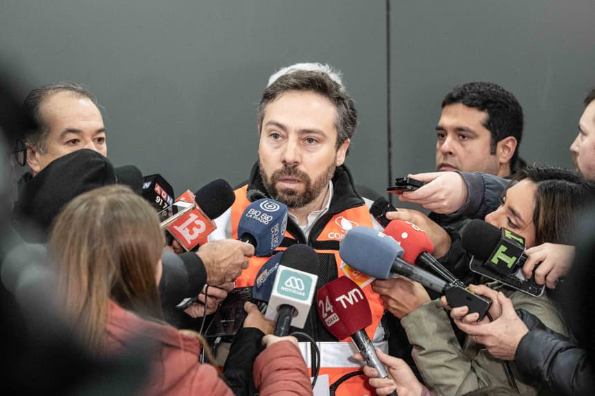 Fotografía cedida del gerente general de la división El Teniente, Andrés Music, hablando en rueda de prensa este 1 de agosto de 2025, en Rancagua, Chile. (EFE/ Corporación Nacional del Cobre)