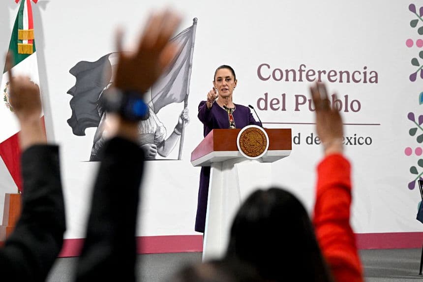 La presidenta de México, Claudia Sheinbaum, señala a los periodistas durante su conferencia de prensa diaria en el Palacio Nacional de la Ciudad de México, el 31 de julio de 2025. (ALFREDO ESTRELLA/AFP vía Getty Images)