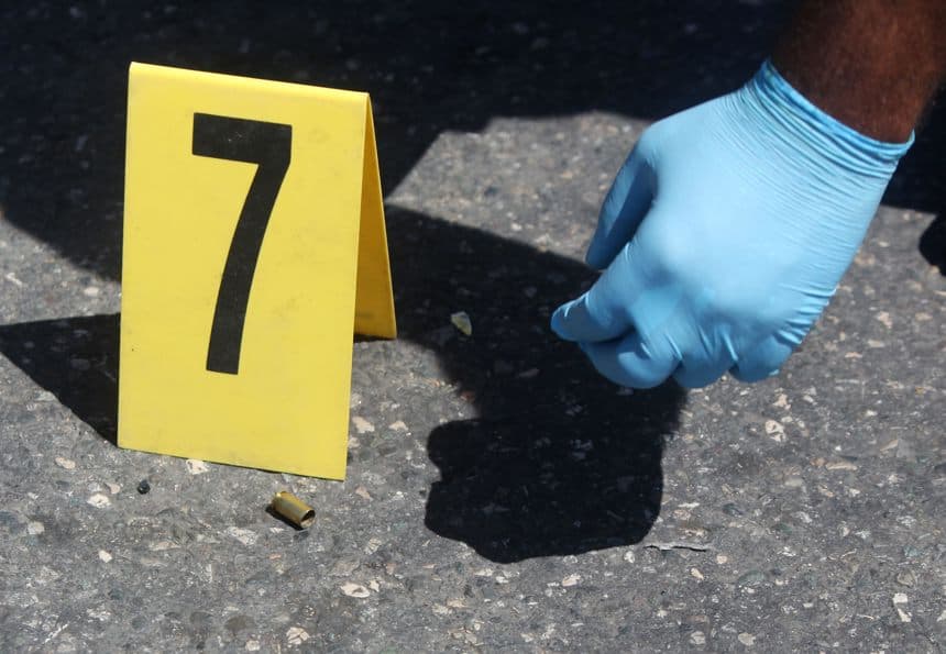 Un joven murió y otros cinco resultaron heridos de bala en un tiroteo reportado en la madrugada de este viernes en el interior del negocio Palem Drinks & Vibes; ubicado en la calle José De Diego, en Mayagüez. (Fotografía de archivo. EFE/Orlando Barría)