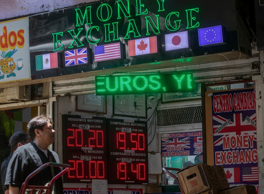 Fotografía de archivo del 2 de abril del 2025, donde se observa a personas caminando frente a una casa de cambio, en Ciudad de México (EFE/ Isaac Esquivel)