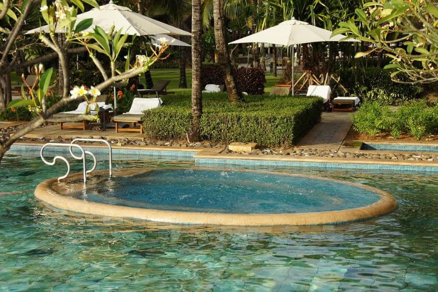 Joven padre muere tras caer en jacuzzi de hotel en México presuntamente electrificado frente a su familia